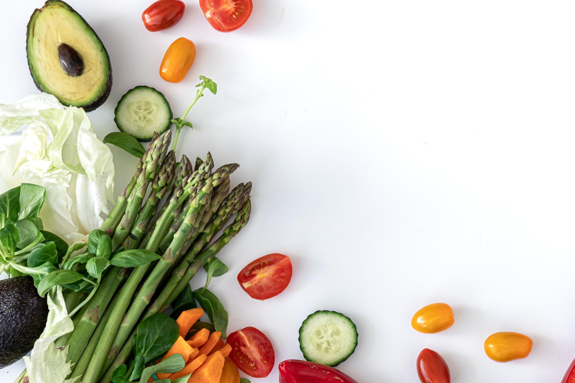 Composición de verduras y frutas frescas vistas desde arriba sobre una superficie clara