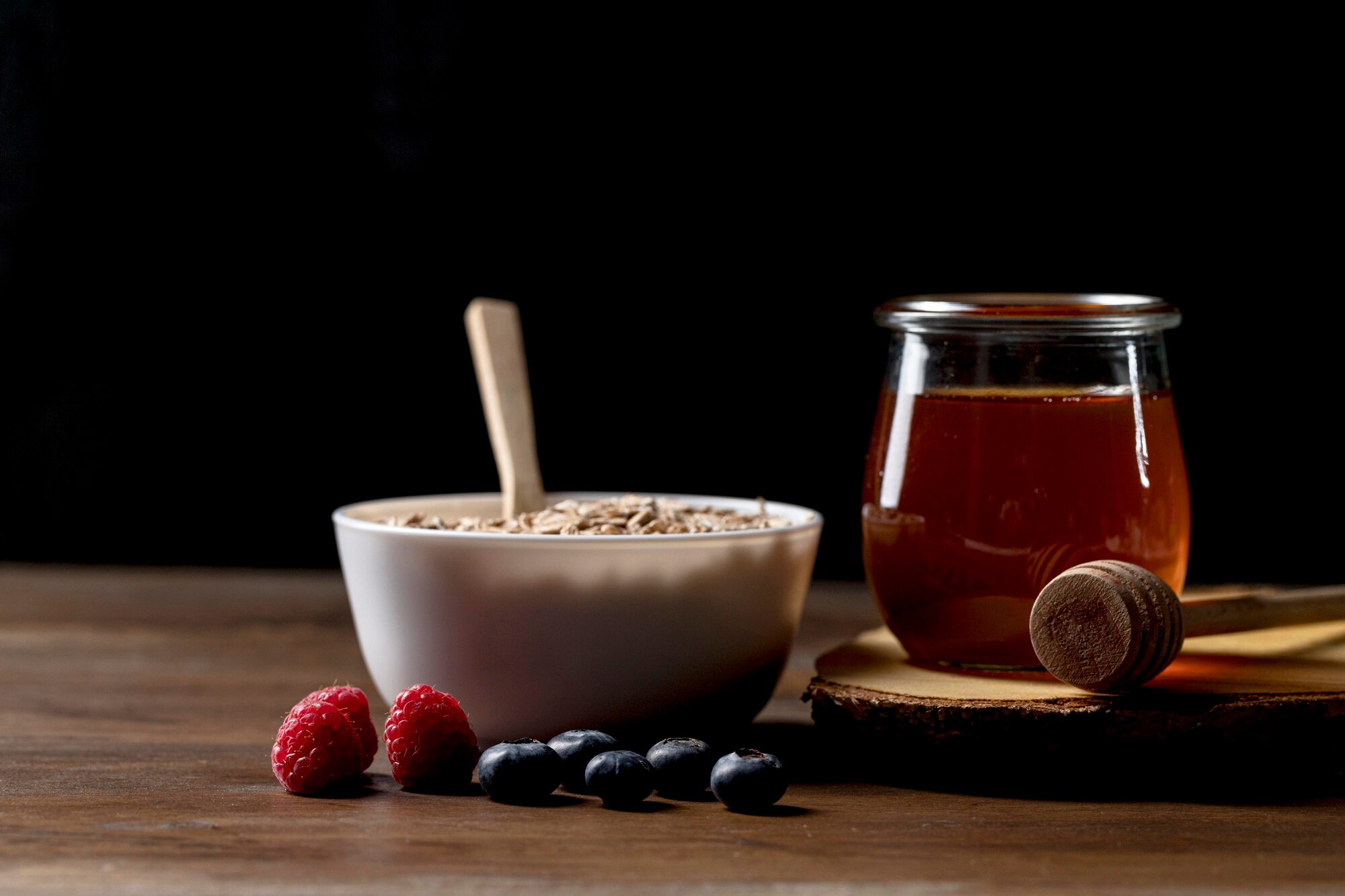 Tazón de vidrio con avena vista de cerca sobre una mesa